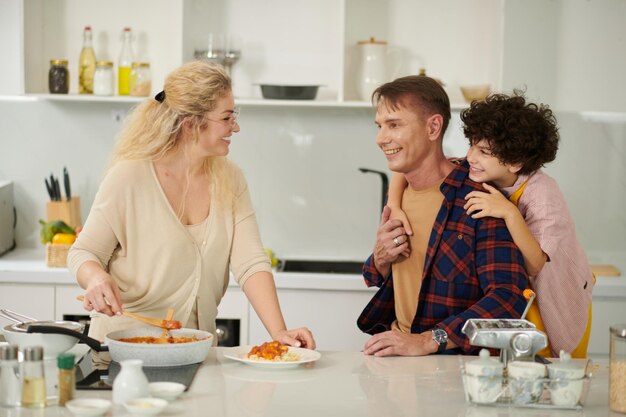 uśmiechnięta rodzina przy stole